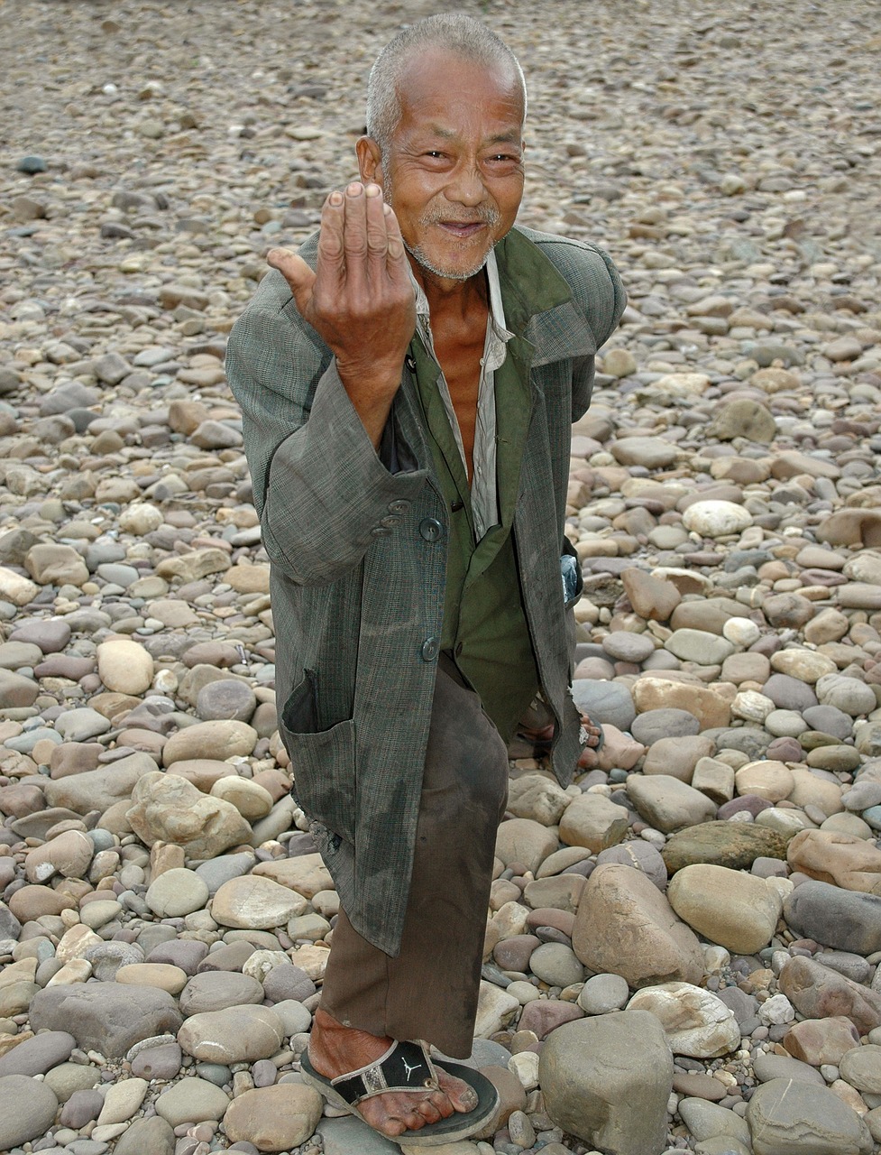 深夜的秘密行动，对残疾老人白天乞讨深夜被悄悄拉走的现象的探讨