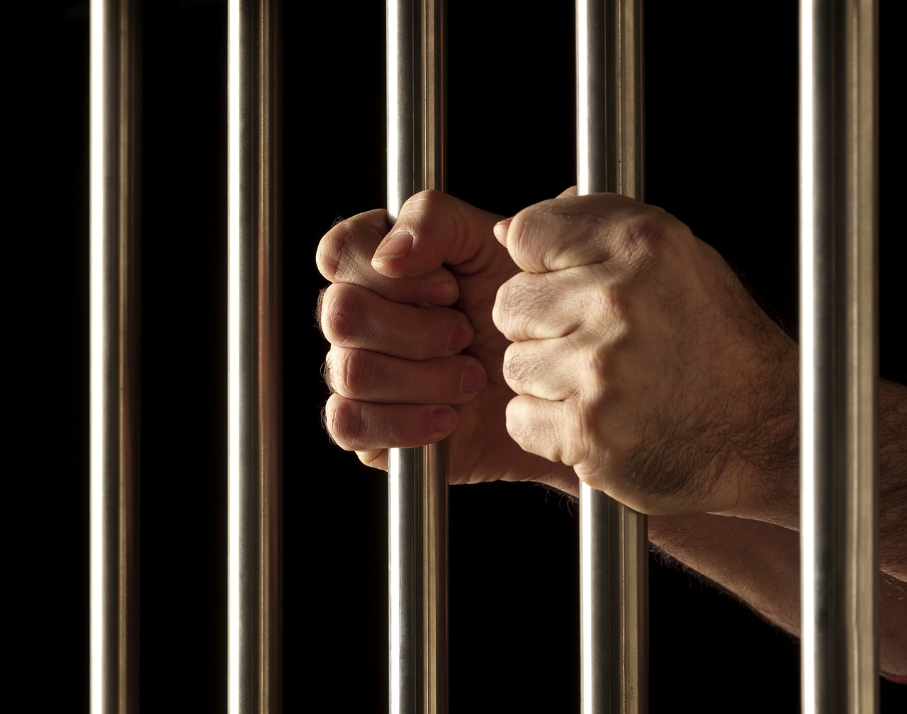 男子当街殴打2名女子被行拘
