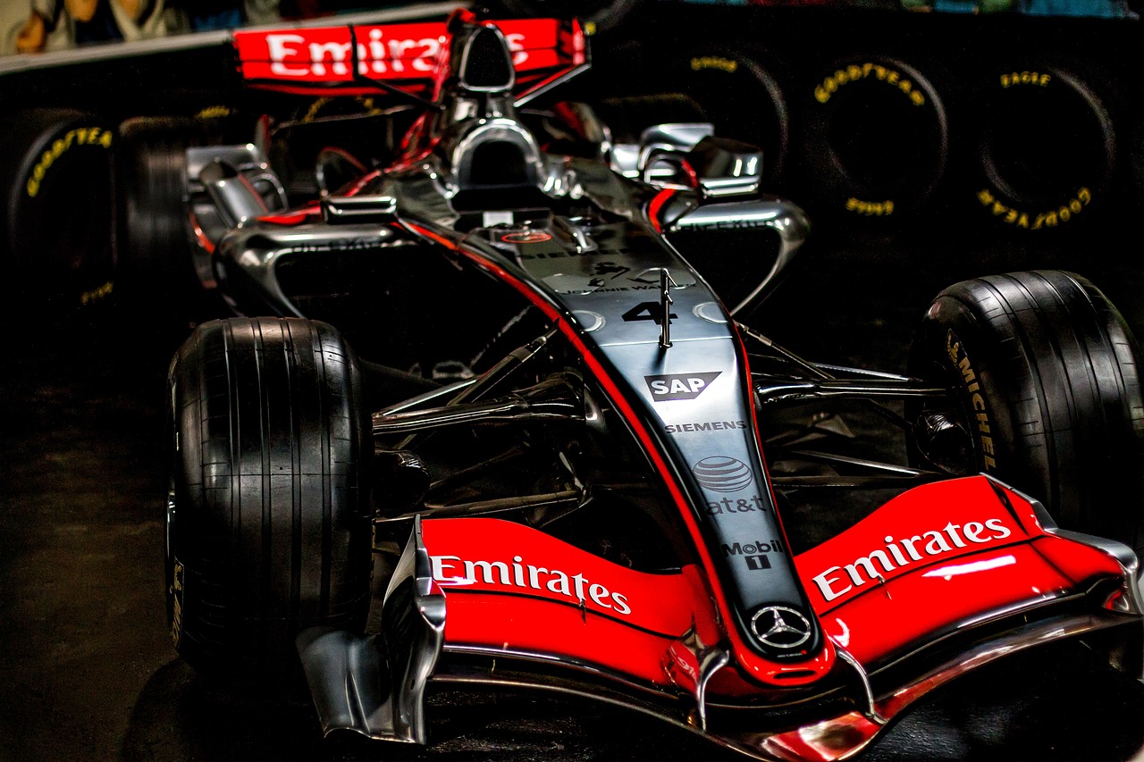F1汉密尔顿不屈不挠，轮胎故障下逆袭夺冠，速度与激情的极限挑战