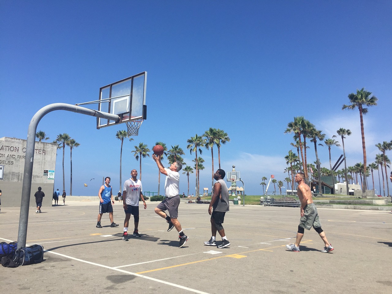 NBA总决赛首战，热血沸腾的篮球盛宴，巨星对决引领风暴