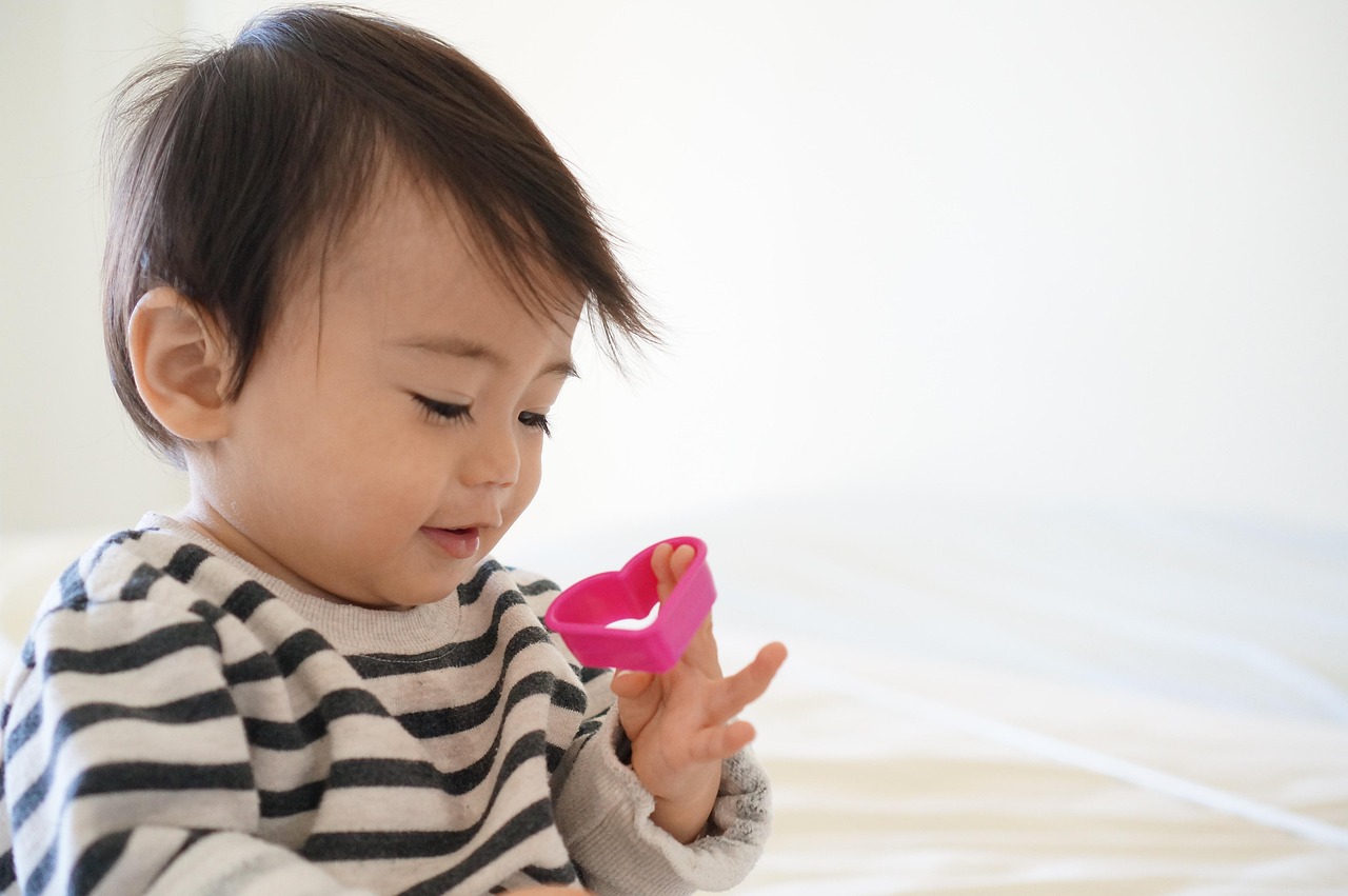 教育的底线，媒体评小学老师带儿子闯教室打学生事件