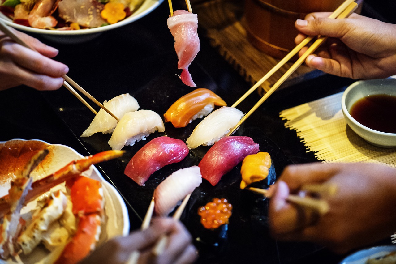 共享美食时光，我们在餐厅吃了午饭的英语表达